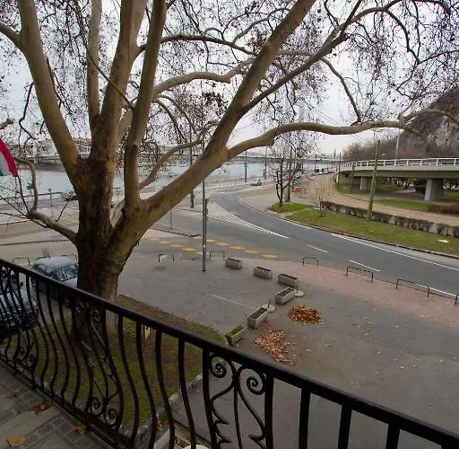 Elisabeth Bridge Apartmans